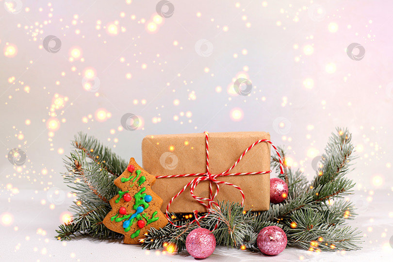 Скачать Праздничная подарочная коробка, пряники и рождественские украшения на заснеженных еловых ветках, концепция сочельника, рекламный баннер магазина для новогодних распродаж, С наступающим Новым годом. фотосток Ozero