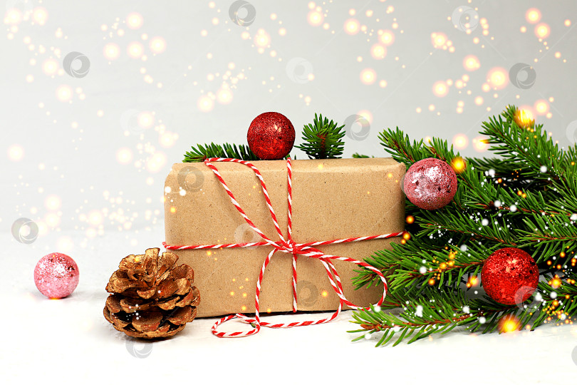 Скачать Концепция новогодних распродаж и шоппинга, праздничные подарочные коробки для праздничного вечера с рождественскими украшениями и еловыми ветками "Черная пятница", рекламный баннер для магазина и шаблон экрана фотосток Ozero