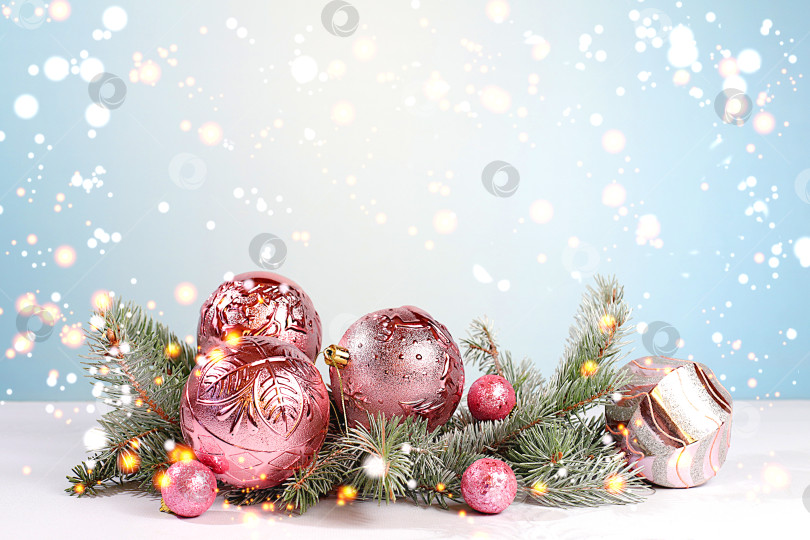 Скачать Красивый рождественский и новогодний фон с живыми заснеженными еловыми ветками, украшениями и игрушками, дизайн праздничной рекламы, концепция Сочельника, праздничная зимняя открытка и баннер. фотосток Ozero