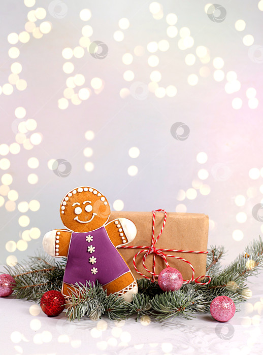Скачать Праздничная подарочная коробка, пряники и рождественские украшения на заснеженных еловых ветках, концепция сочельника, рекламный баннер магазина для новогодних распродаж, С наступающим Новым годом. фотосток Ozero