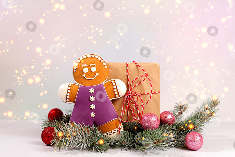 Скачать Праздничная подарочная коробка, пряники и рождественские украшения на заснеженных еловых ветках, концепция сочельника, рекламный баннер магазина для новогодних распродаж, С наступающим Новым годом. фотосток Ozero