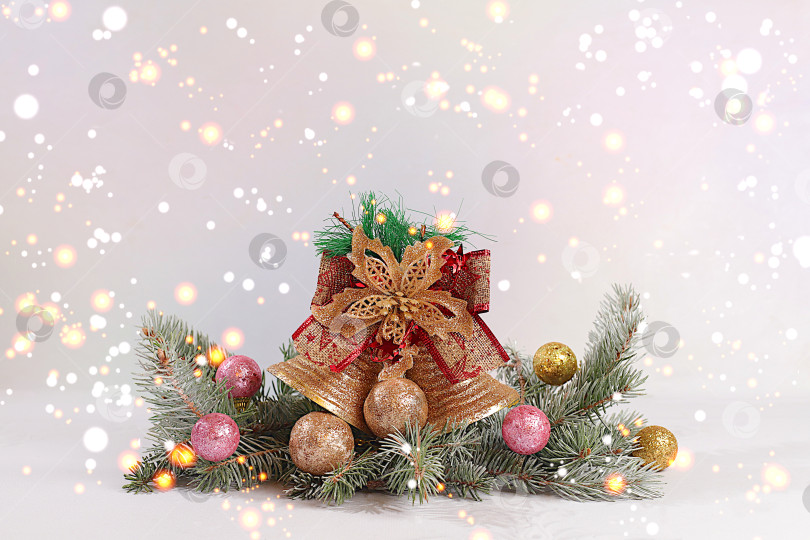 Скачать Праздничная зимняя поздравительная открытка и баннер на экране, рождественские украшения на заснеженных еловых ветках, рождественский и новогодний фон с подсветкой и украшениями, макет для оформления, Поздравление с Новым годом. фотосток Ozero