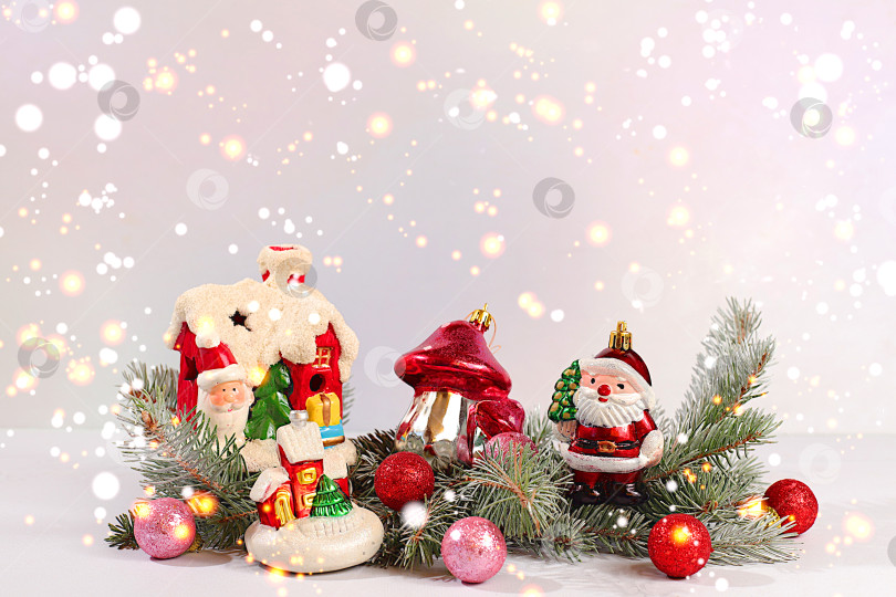 Скачать с Новым Годом. Праздничная зимняя открытка с рождественскими украшениями на заснеженных еловых ветках, концепция сочельника, новогодний фон с подсветкой и украшениями, баннер для экрана. фотосток Ozero