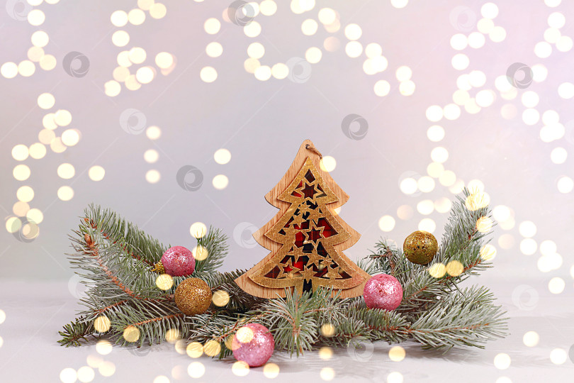 Скачать Праздничная зимняя поздравительная открытка и баннер на экране, рождественские украшения на заснеженных еловых ветках, рождественский и новогодний фон с подсветкой и украшениями, макет для оформления, Поздравление с Новым годом. фотосток Ozero