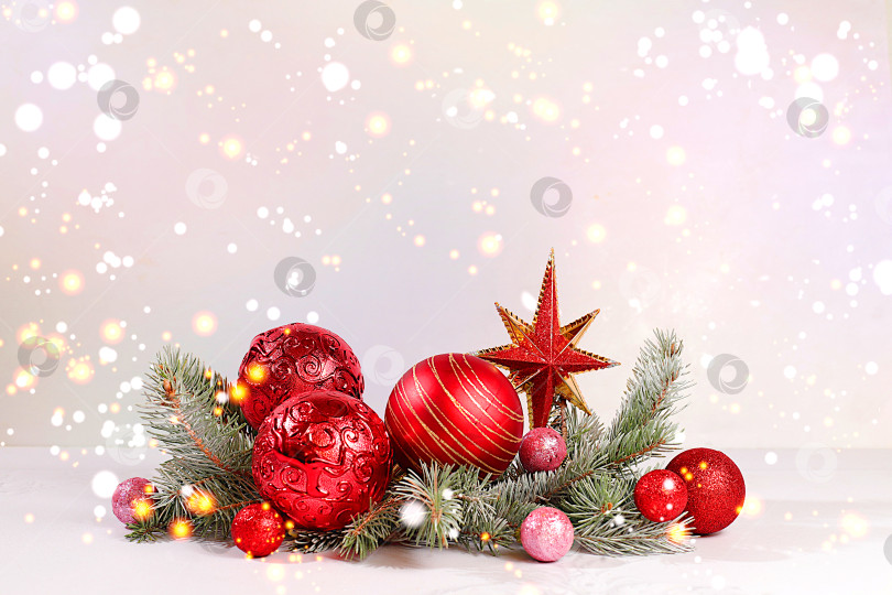 Скачать Праздничная зимняя поздравительная открытка и баннер на экране, красивый рождественский и новогодний фон с подсветкой, украшениями, игрушками и живыми еловыми ветками, дизайн продукта для праздничной рекламы, фотосток Ozero
