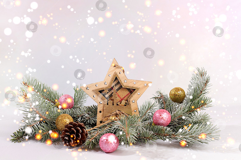 Скачать Праздничная зимняя поздравительная открытка и баннер на экране, красивый рождественский и новогодний фон с подсветкой, украшениями, игрушками и живыми еловыми ветками, дизайн продукта для праздничной рекламы, фотосток Ozero