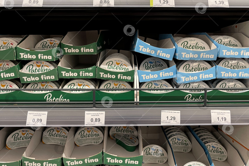 Скачать Бар, Черногория, 30 октября 2025 года, супермаркет мясных консервов "Пателина" фотосток Ozero