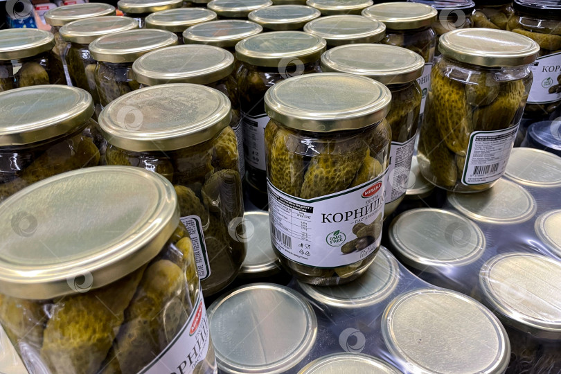 Скачать Бар, Черногория, 30 октября 2025 года, супермаркет овощных консервов и маринадов в стеклянных банках фотосток Ozero