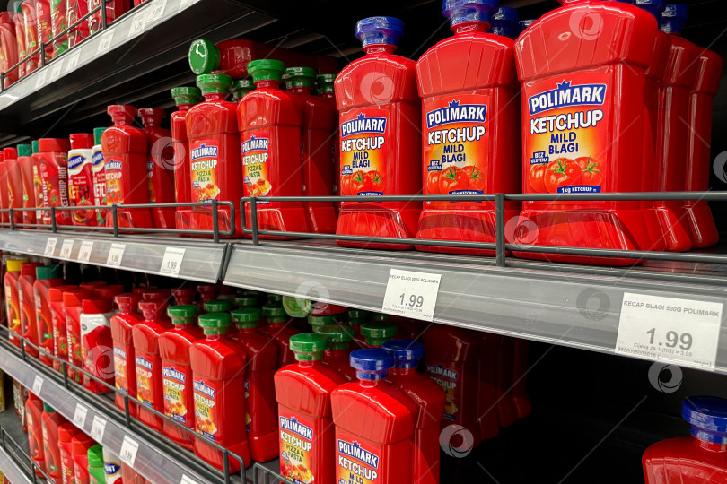 Скачать Бар, Черногория, 30 октября 2025 года, соус-кетчуп Polimark на полке супермаркета фотосток Ozero