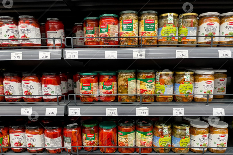Скачать Бар, Черногория, 30 октября 2025 года, супермаркет овощных консервов и маринадов в стеклянных банках фотосток Ozero