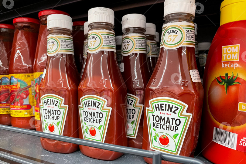 Скачать Бар, Черногория, 30 октября 2025 года, соус Heinz ketchup на полке супермаркета фотосток Ozero