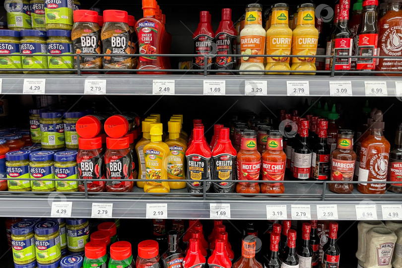 Скачать Бар, Черногория, 30 октября 2025 года, упаковки с кетчуповым соусом на полке супермаркета фотосток Ozero