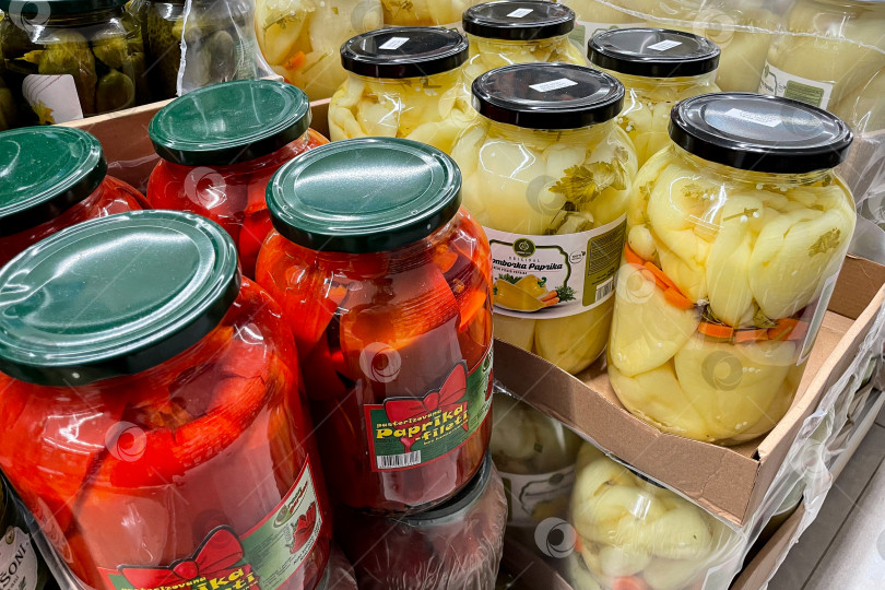 Скачать Бар, Черногория, 30 октября 2025 года, супермаркет овощных консервов и маринадов в стеклянных банках фотосток Ozero
