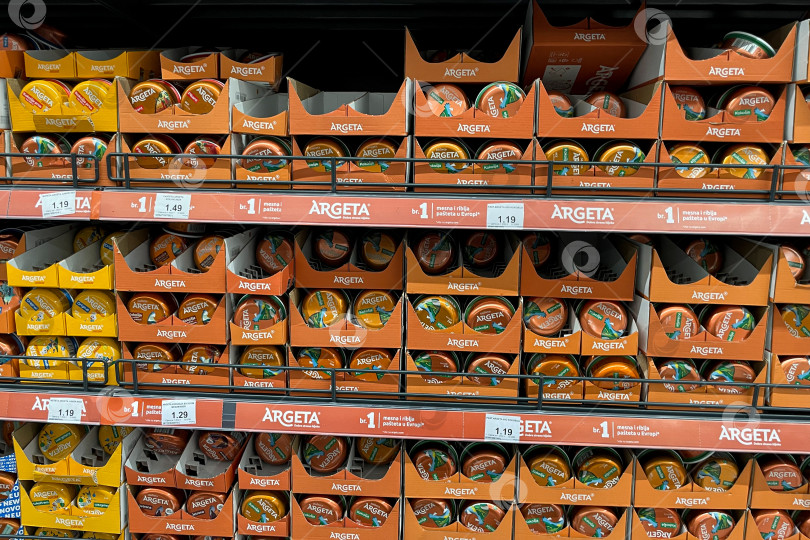 Скачать Бар, Черногория, 30 октября 2025 года, супермаркет консервированных мясных паштетов "Аргета" фотосток Ozero