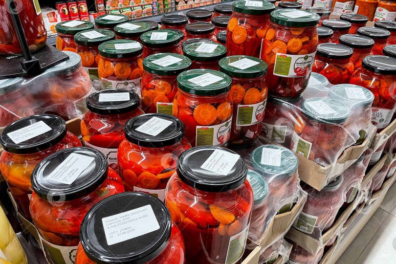 Скачать Бар, Черногория, 30 октября 2025 года, супермаркет овощных консервов и маринадов в стеклянных банках фотосток Ozero