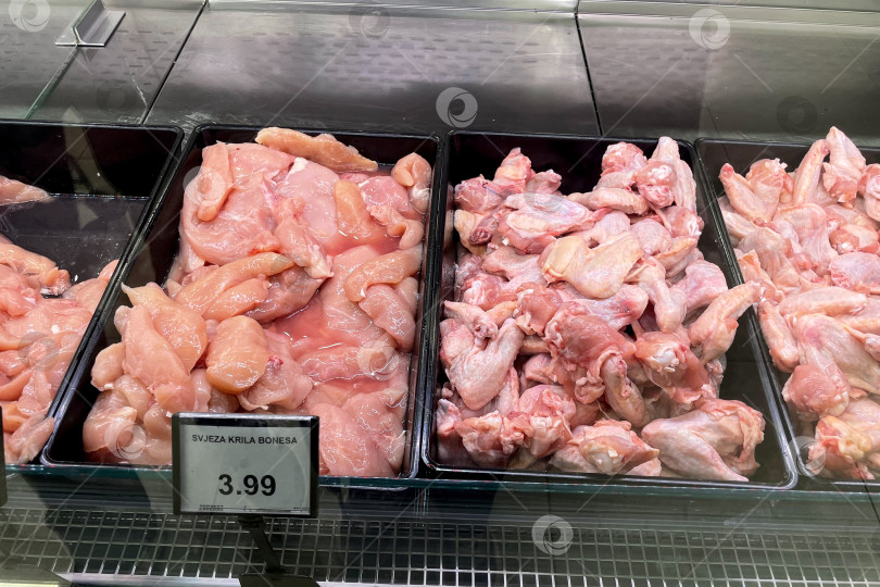 Скачать Бар, Черногория, 30 октября 2025 года, мясная лавка в супермаркете-холодильнике для сырого мяса фотосток Ozero