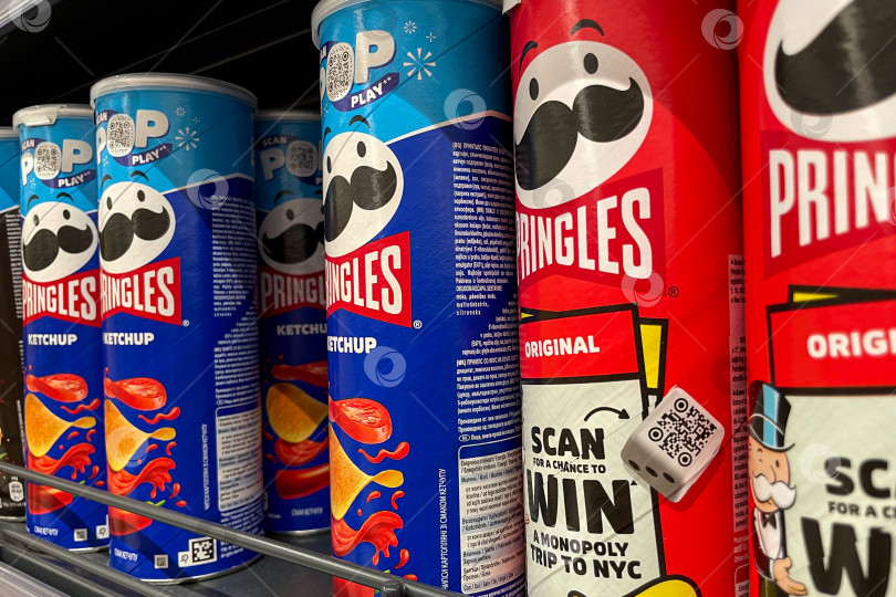 Скачать Бар, Черногория, 30 октября 2025 года, картофельные чипсы Pringles на полке продуктового магазина фотосток Ozero