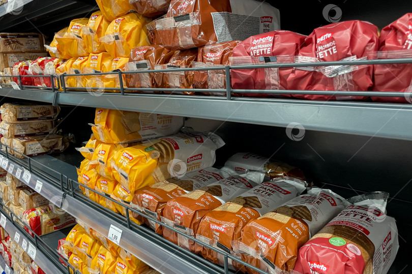 Скачать Бар, Черногория, 30 октября 2025 года, Свежая выпечка на полке супермаркета фотосток Ozero