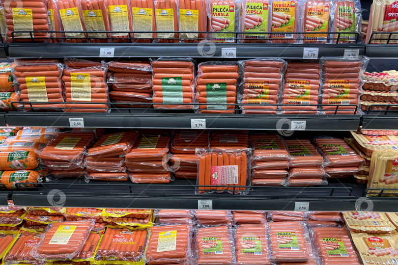 Скачать Бар, Черногория, 30 октября 2025 года, Колбаса bratwurst на полке в супермаркете фотосток Ozero