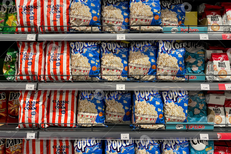 Скачать Бар, Черногория, 30 октября 2025 года, Различные соленые закуски на полке супермаркета фотосток Ozero