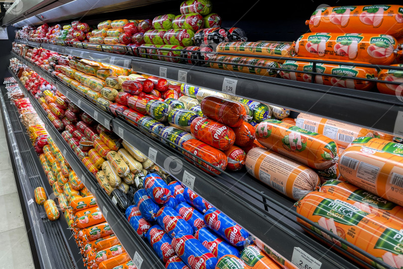 Скачать Бар, Черногория, 30 октября 2025 года, Колбаса bratwurst на полке в супермаркете фотосток Ozero