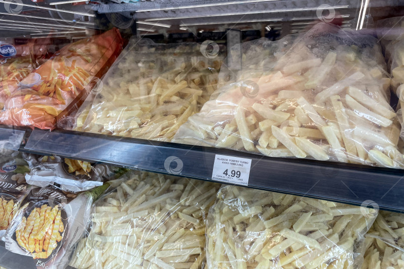 Скачать Бар, Черногория, 30 октября 2025 года, Холодильник с замороженными продуктами в продуктовом магазине фотосток Ozero