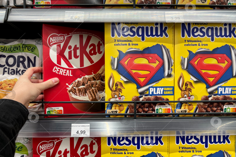 Скачать Бар, Черногория, 30 октября 2025 года, завтрак из хрустящих хлопьев в супермаркете фотосток Ozero