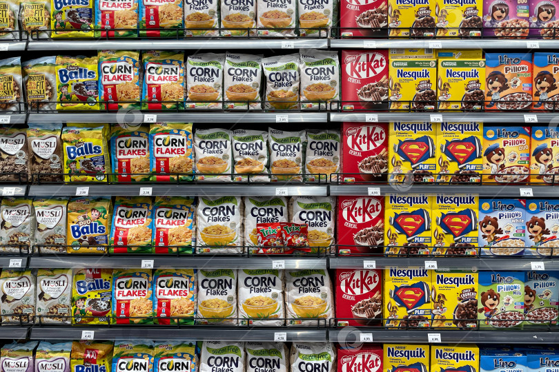 Скачать Бар, Черногория, 30 октября 2025 года, завтрак из хрустящих хлопьев в супермаркете фотосток Ozero