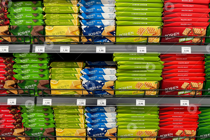 Скачать Бар, Черногория, 30 октября 2025 года, Различные сладости и закуски на полке супермаркета фотосток Ozero