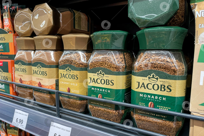 Скачать Бар, Черногория, 17 октября 2025 года, кофейный напиток марки Jacobs на полке супермаркета фотосток Ozero