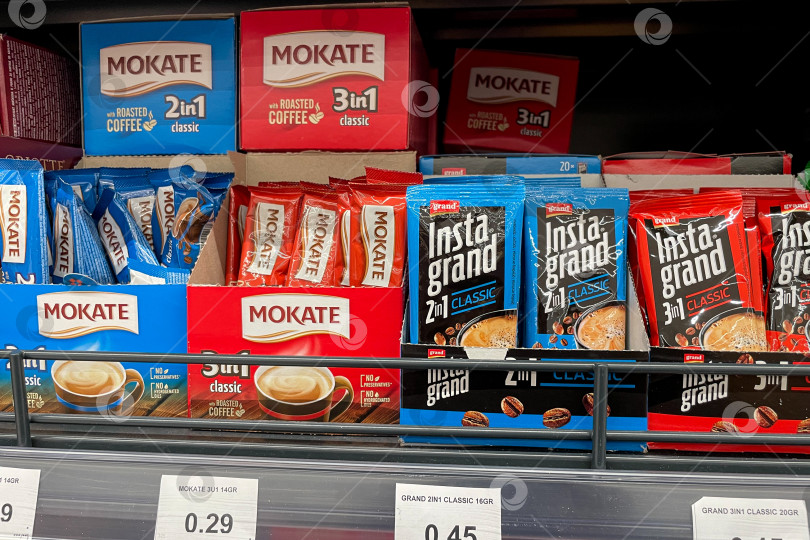 Скачать Бар, Черногория, 17 октября 2025 года, полка супермаркета с различными марками кофейных напитков фотосток Ozero