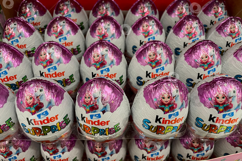 Скачать Бар, Черногория, 30 октября 2025 года, супермаркет Kinder surprise eggs на полке фотосток Ozero