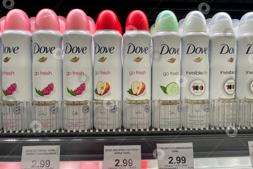 Скачать Бар, Черногория, 30 октября 2025 года, Дезодорант-антиперспирант Dove в супермаркете фотосток Ozero