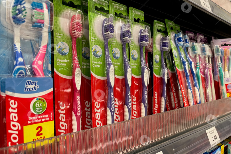 Скачать Бар, Черногория, 30 октября 2025 года, зубные щетки Colgate на полке супермаркета фотосток Ozero
