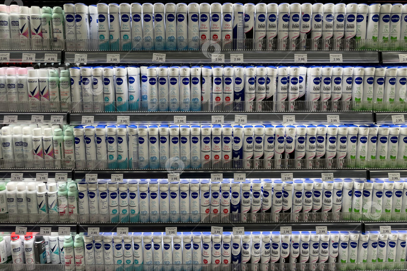 Скачать Бар, Черногория, 30 октября 2025 года, Дезодорант-антиперспирант на полке супермаркета фотосток Ozero