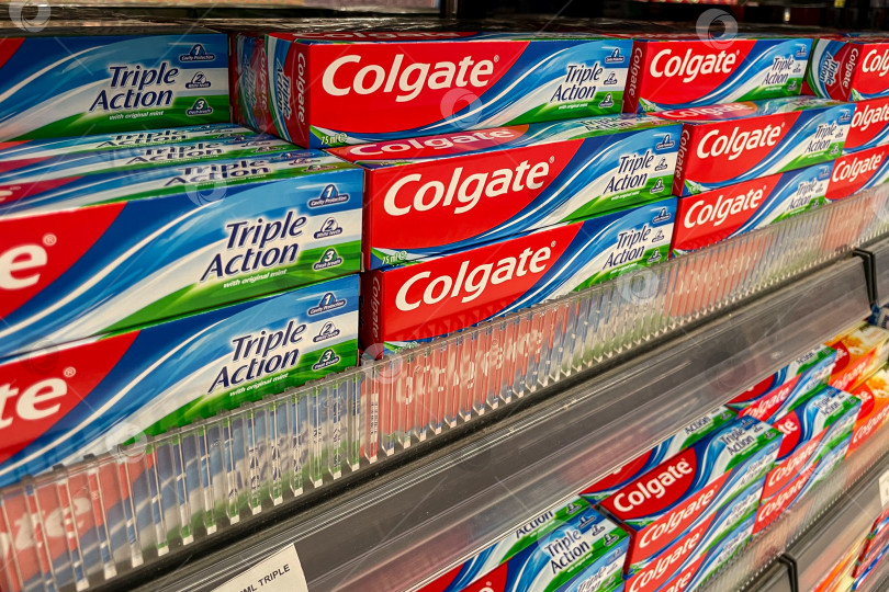 Скачать Бар, Черногория, 30 октября 2025 года, зубные пасты Colgate на полках супермаркетов фотосток Ozero
