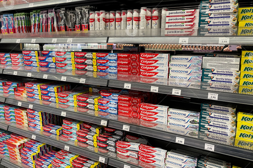 Скачать Бар, Черногория, 30 октября 2025 года, полка супермаркета зубных щеток и паст фотосток Ozero