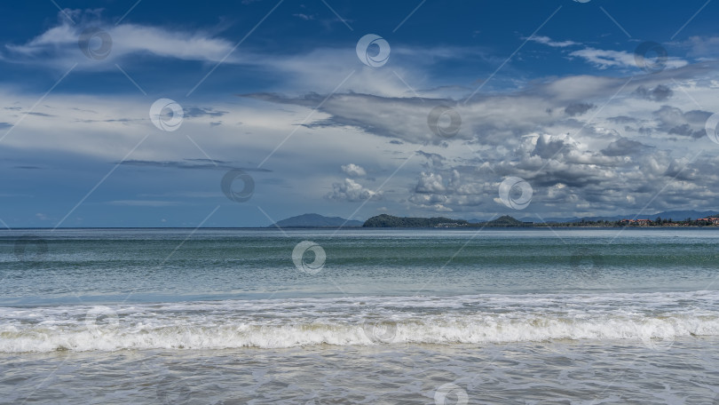 Скачать Тропический морской пейзаж. Волны бирюзового океана пенятся и разбегаются в стороны. фотосток Ozero