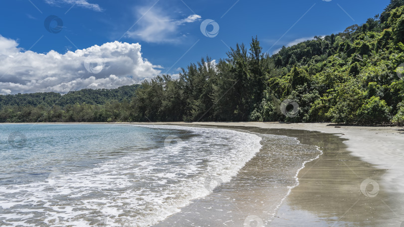 Скачать Волны бирюзового океана вспениваются и разбиваются о песчаный пляж. фотосток Ozero