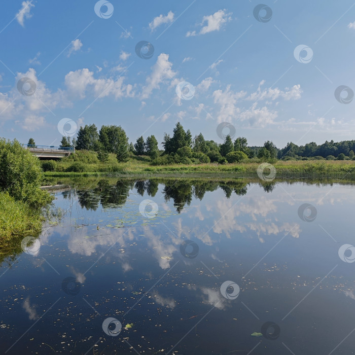 Скачать Небо в зеркале реки фотосток Ozero