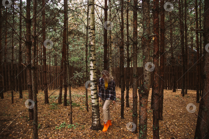 Скачать Спокойный момент на природе. Женщина наслаждается безмятежностью на фоне окутанного туманом леса фотосток Ozero