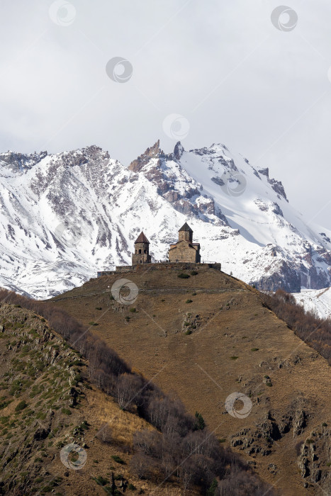 Скачать Церковь высоко в горах. Церковь Гергети, Грузия. фотосток Ozero