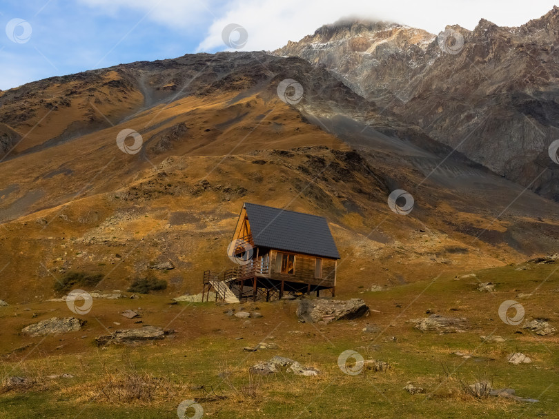 Скачать Одинокий деревянный дом в горах фотосток Ozero