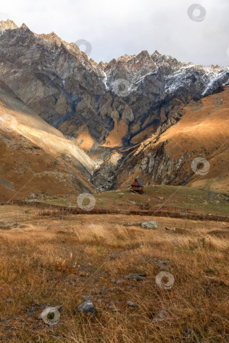 Скачать Уединенный деревянный домик в горах Казбеги. Грузия. фотосток Ozero