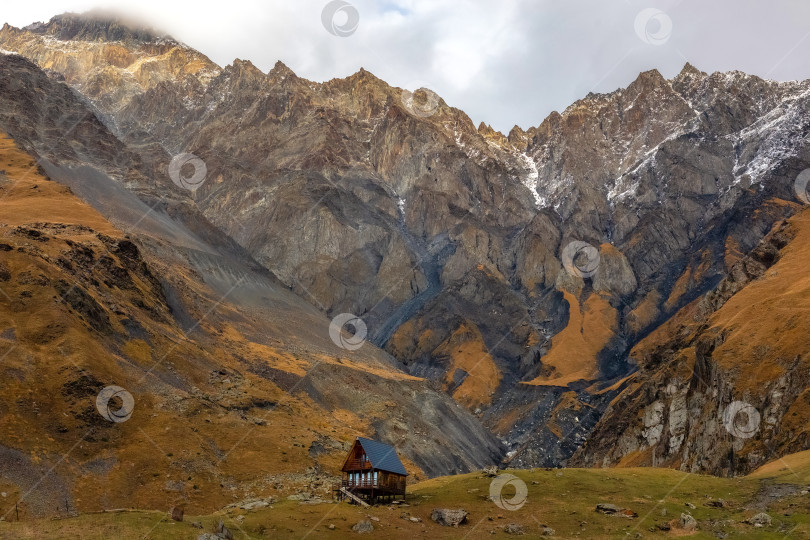 Скачать деревянный дом у подножия высоких гор фотосток Ozero