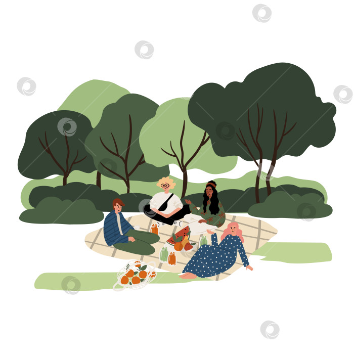 Скачать Иллюстрация четырех друзей — афроамериканки, белого мужчины и европейской пары — наслаждающихся пикником в парке, едящих, смеющихся, отдыхающих под деревьями. Плоская векторная иллюстрация. фотосток Ozero