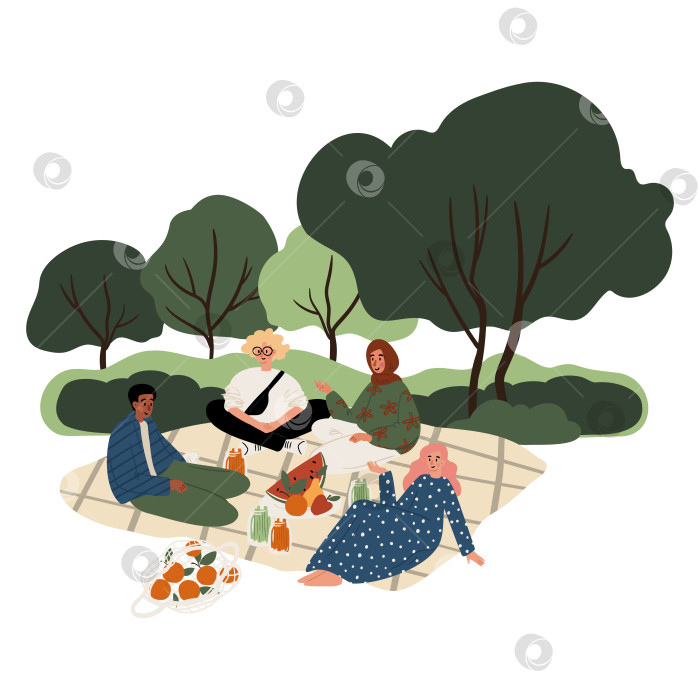 Скачать Мультикультурная группа молодых друзей — чернокожий мужчина, белый мужчина, мусульманка в хиджабе и белая девушка с розовыми волосами — общаются и отдыхают на летнем пикнике в городском парке. Плоская векторная иллюстрация. фотосток Ozero