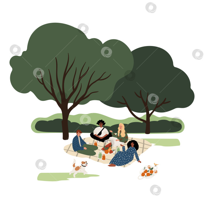 Скачать Иллюстрация мультикультурной группы друзей, устраивающих пикник в городском парке, сидящих на одеяле, едящих и болтающих, с маленькой собачкой неподалеку под зелеными деревьями. Плоская векторная иллюстрация. фотосток Ozero