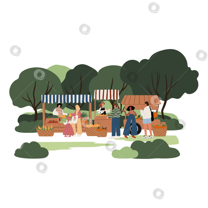 Скачать мультикультурные люди на открытом фермерском рынке в парке: афроамериканцы, кавказцы, мусульмане, женщины и мужчины, родители с детьми, покупающие овощи. Деревья на заднем плане. Плоская векторная иллюстрация. фотосток Ozero