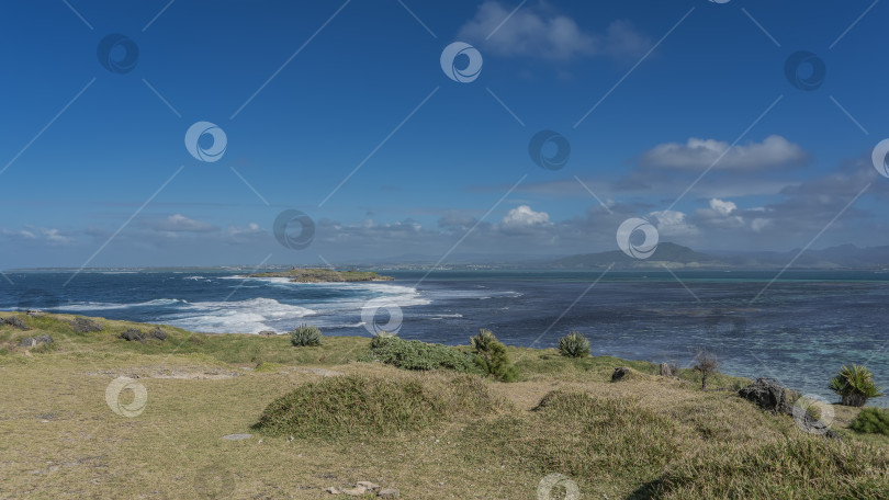 Скачать Волны голубого океана бушуют в проливе между маленькими островами. фотосток Ozero